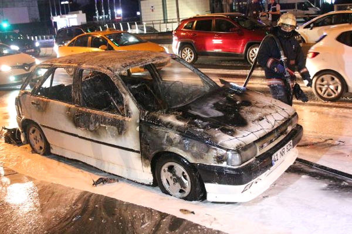 Park Halindeki Otomobil Alev Alev Yandı
