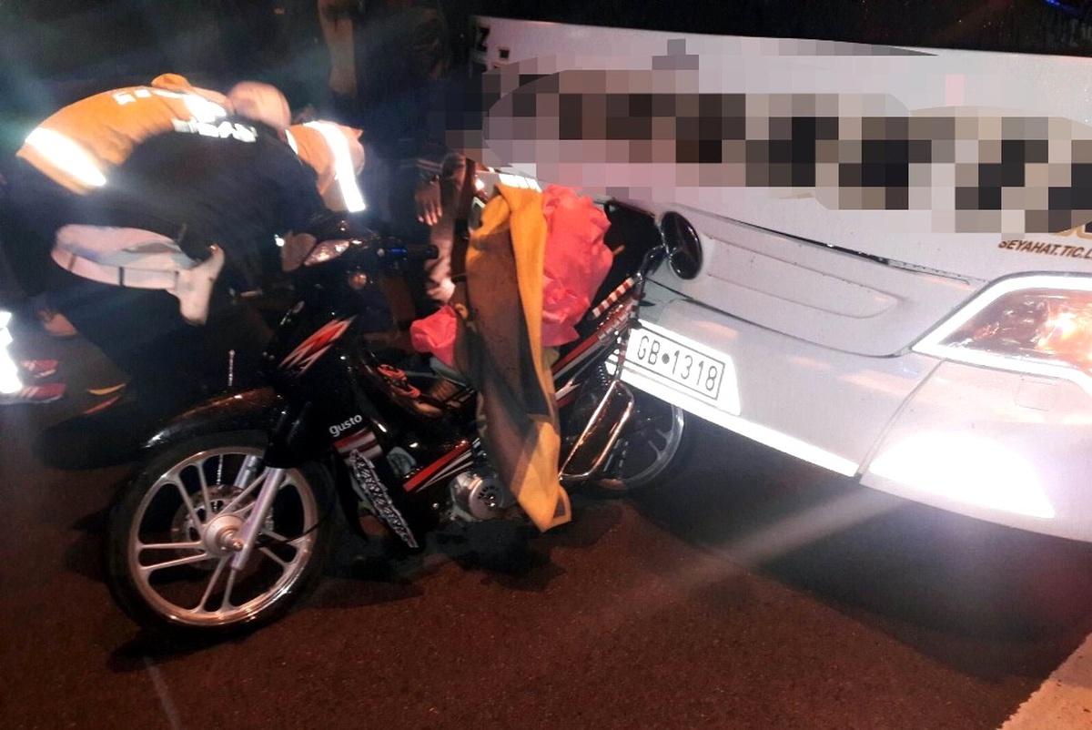 Samsun\'da Yolcu Otobüsü Motosiklete Çarptı: 1 Ölü, 1 Yaralı