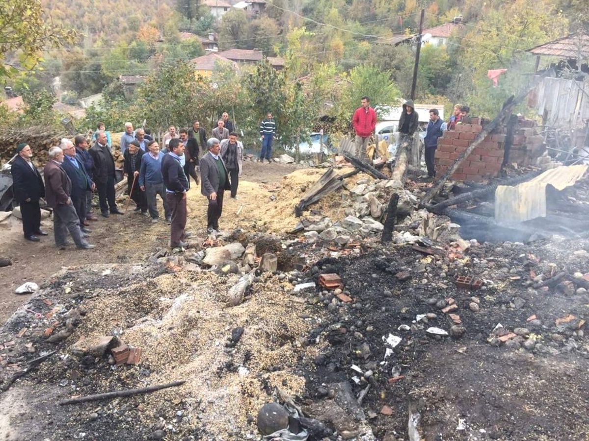 Vezirköprü\'de Bir Ev Yanarak Kül Oldu