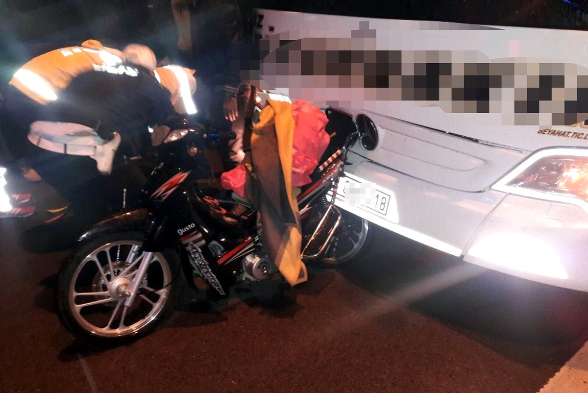 Yolcu Otobüsü Motosiklete Çarptı: 1 Ölü