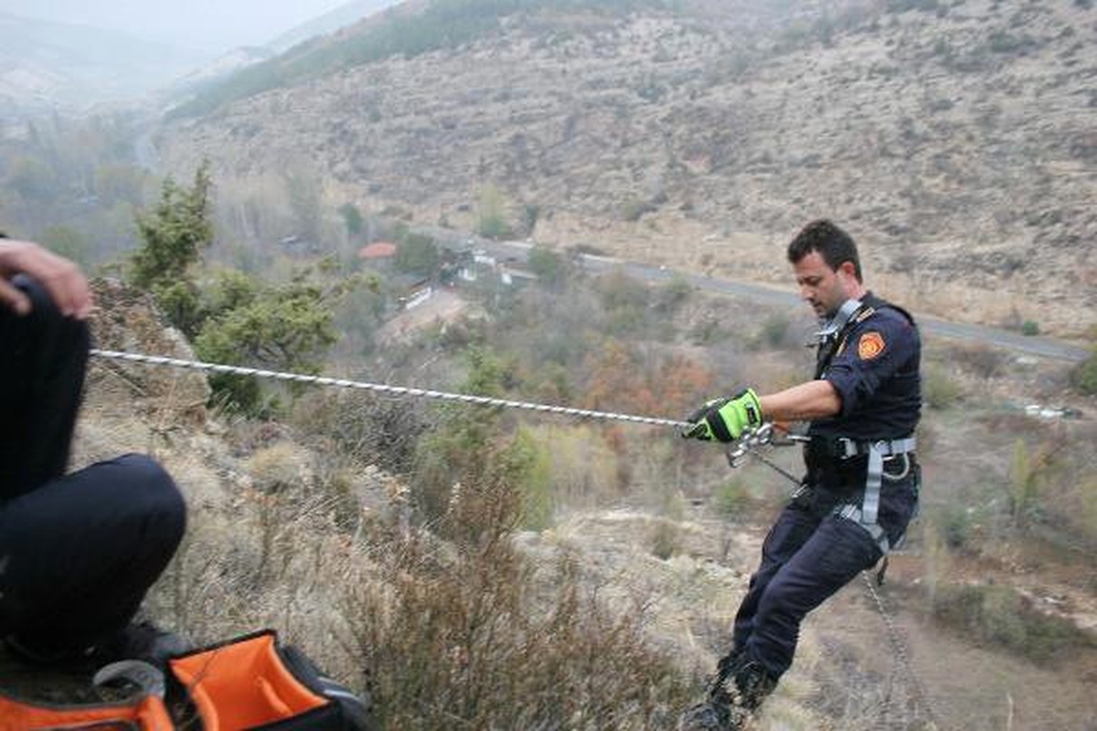 120 Metrelik Kayalıklarda 5 Gündür Mahsur Köpek Kurtarıldı