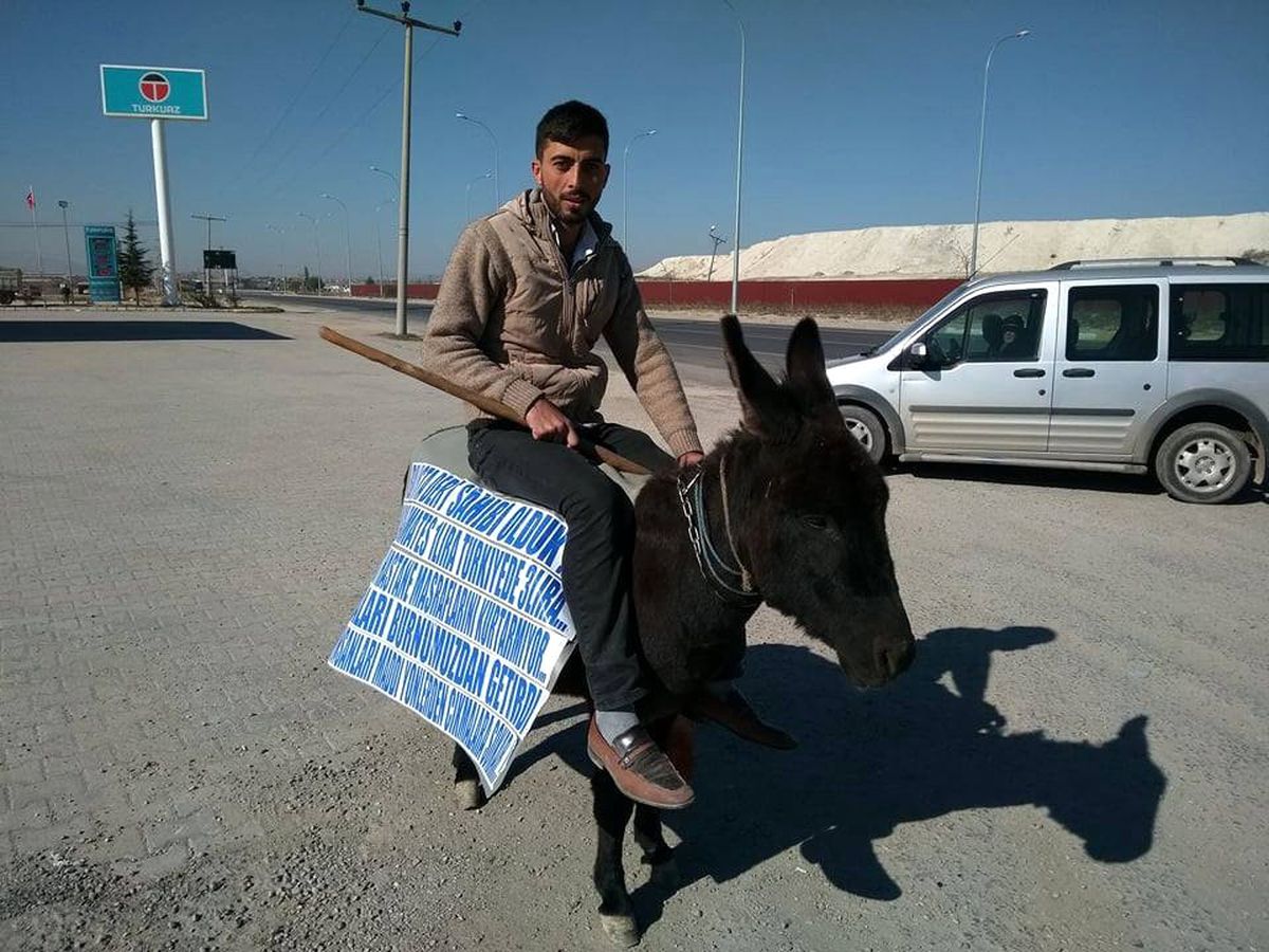 Akaryakıt Zammı Sonrası Çareyi Eşeğe Binmekte Buldu