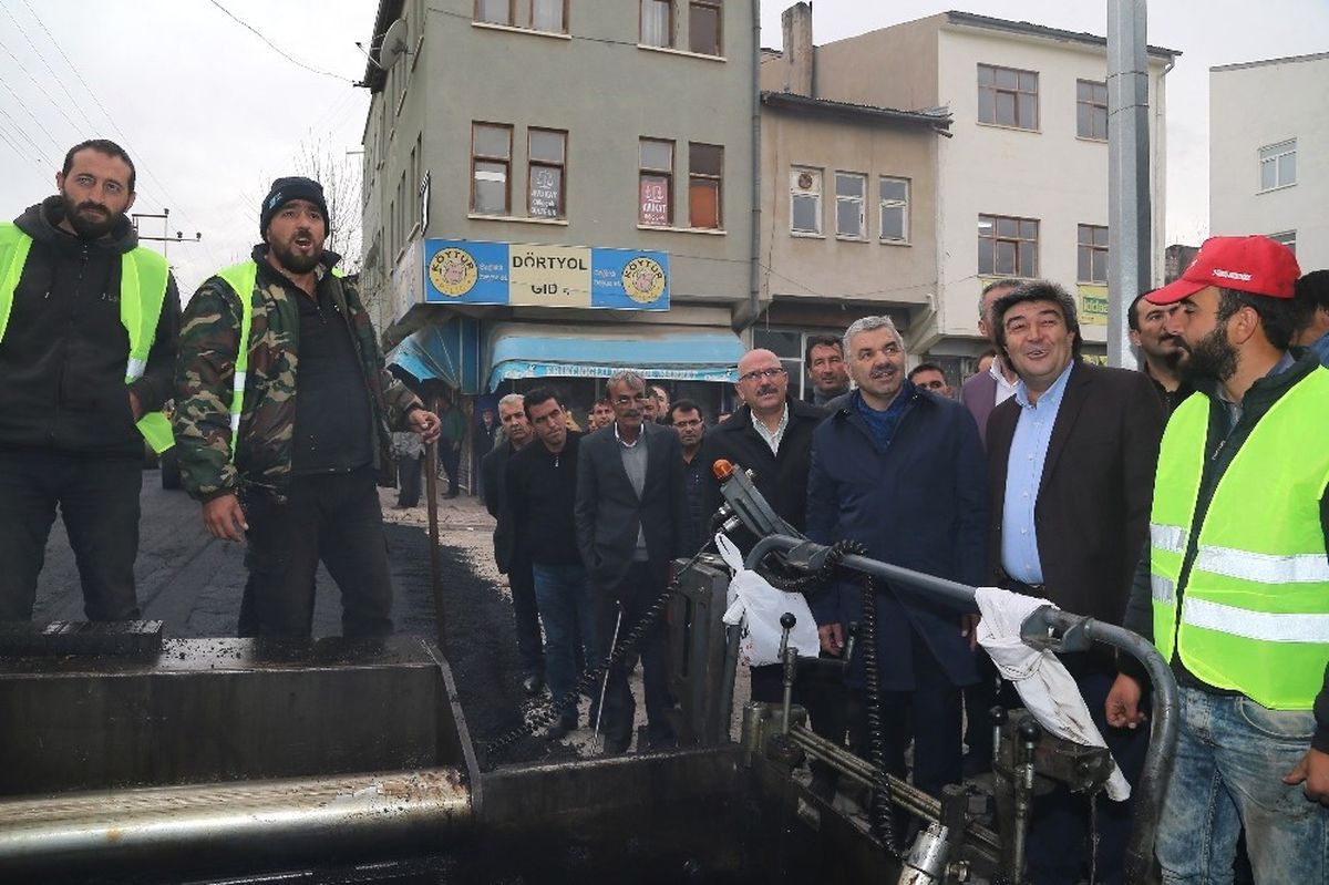 Başkan Çelik Akkışla ve Özvatan\'da Yapılan Çalışmaları İnceledi