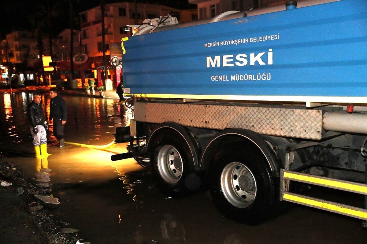 Büyükşehir Belediyesi Ekipleri Silifke\'deki Sele Anında Müdahale Etti