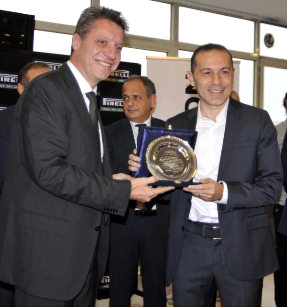 Cüneyt Çakır\'a Yılın Futbol Hakemi Ödülü