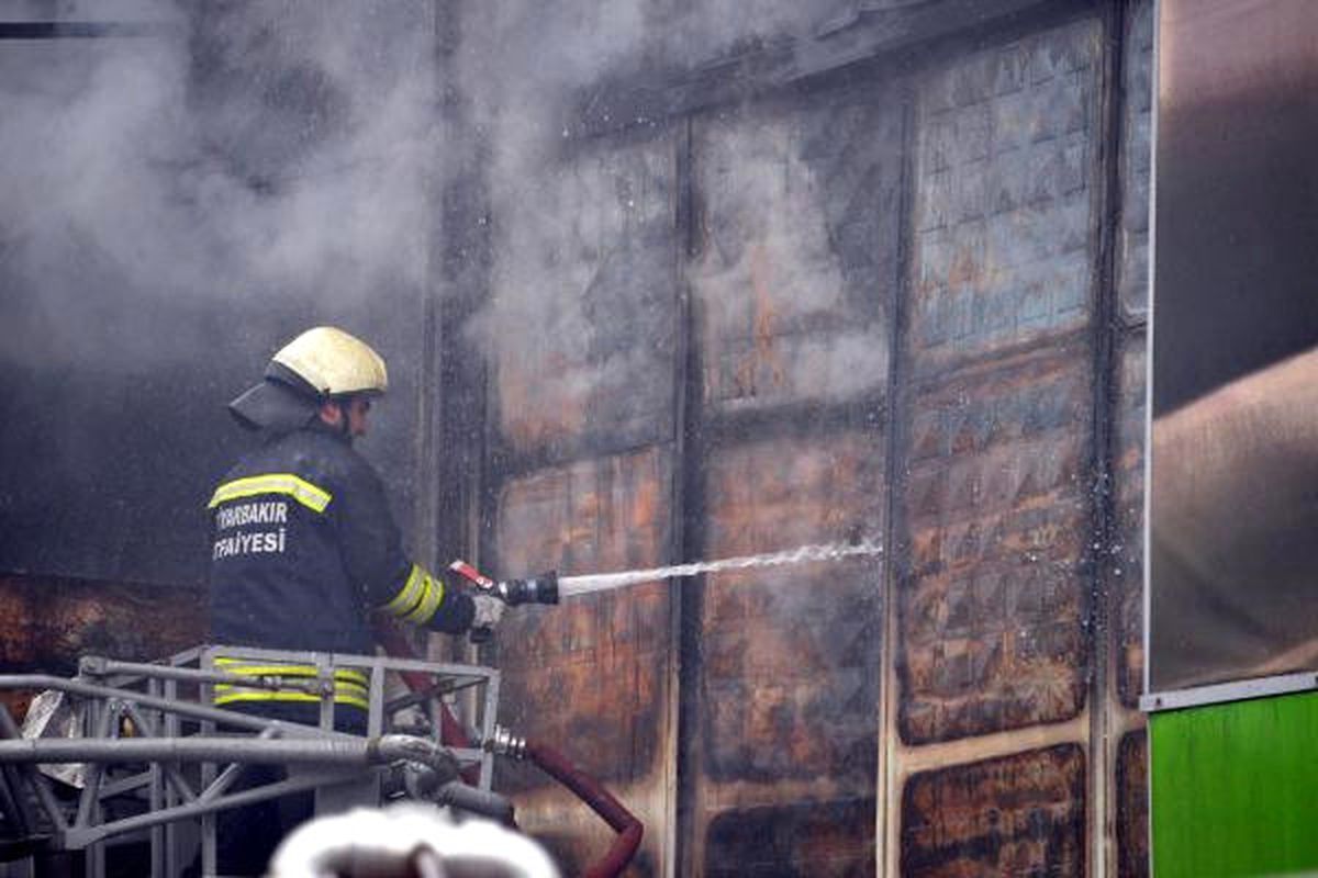 Diyarbakır\'da, Oto Sanayideki Yangını İtfaiye ve Toma Söndürdü