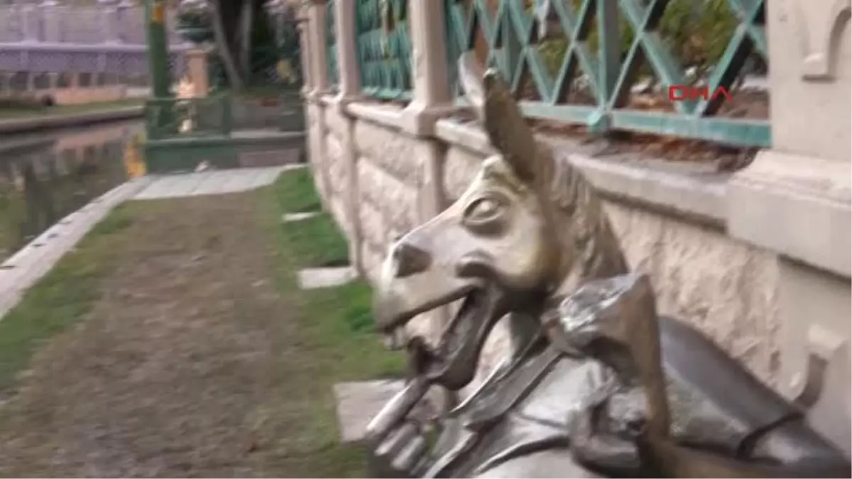 Eskişehir \'Çekirdek Çitleyen Eşek\'in Koparılan Kulakları Yerine Takıldı