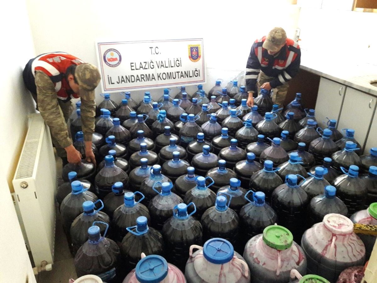 Ev ve Ahırı Kaçak İçki Fabrikasına Çevirdiler