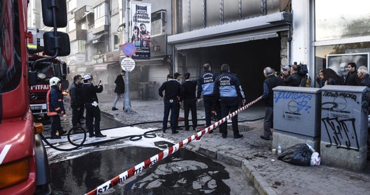 Beşiktaş\'ta 6 Katlı İş Yerinde Çıkan Yangın Paniğe Neden Oldu