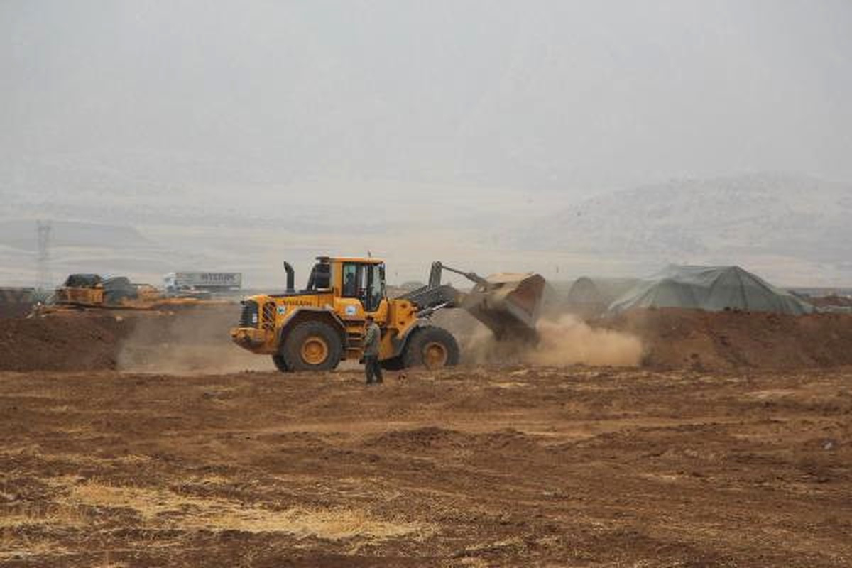 Habur\'da Tankların Üzeri Branda ile Kapatıldı