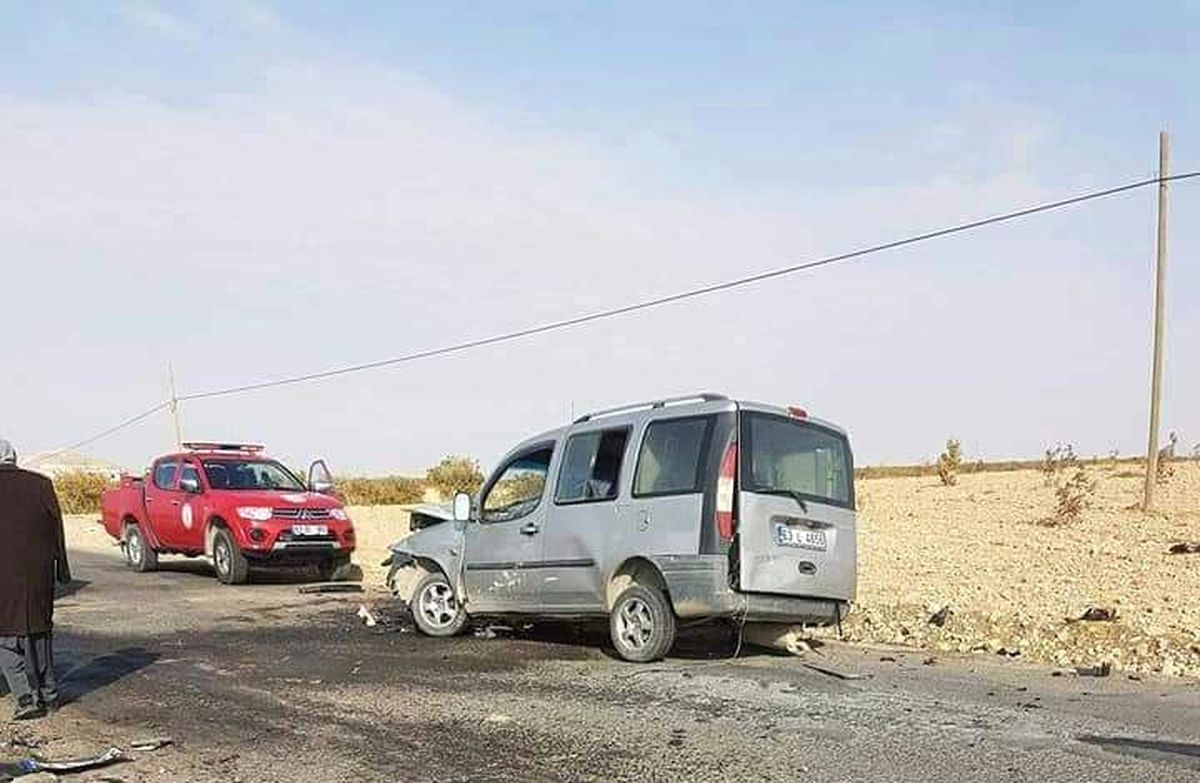 Hafif Ticari Araçlar Çarpıştı: 2 Yaralı