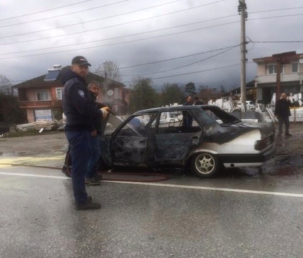 Hareket Halindeki Otomobil Motor Kısmından Yandı