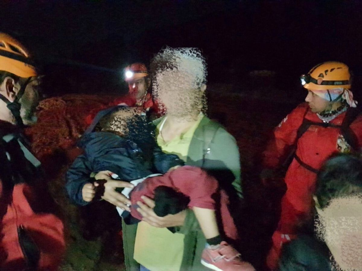 İzmir\'de Dağda Kaybolarak Uçurumda Mahsur Kalan Aile Kurtarıldı
