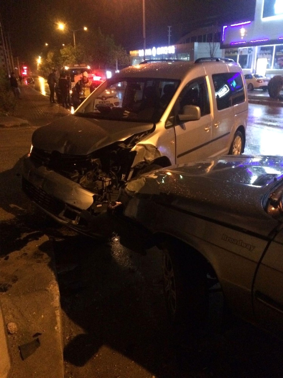 Kamyonet ile Otomobil Çarpıştı: 2 Yaralı