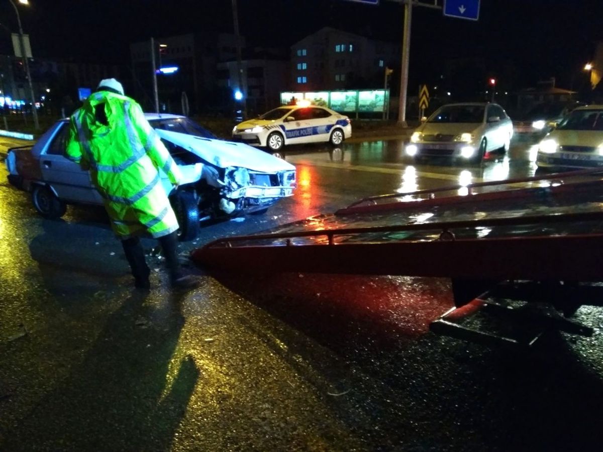 Kırmızı Işık İhlali Kazayı Beraberinde Getirdi