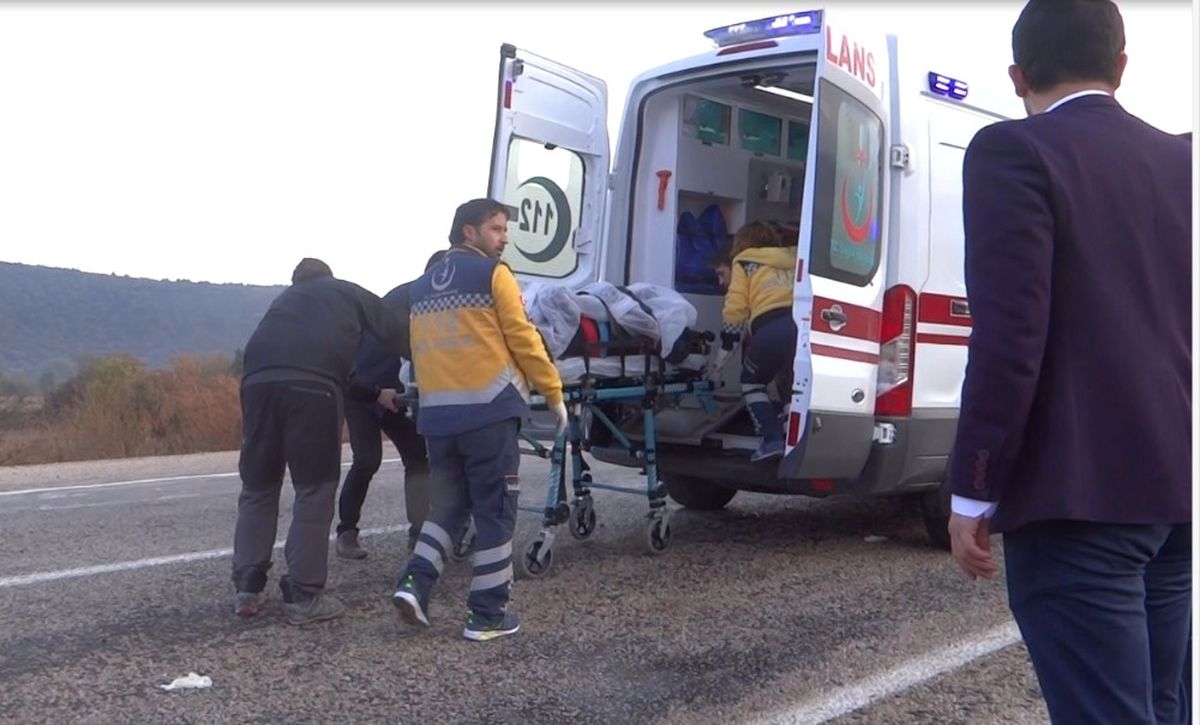 Kontrolden Çıkaran Araç Şarampole Yuvarlandı: 3 Yaralı