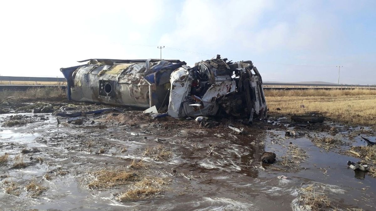Konya\'da Glikoz Yüklü Tanker Devrildi: 1 Yaralı