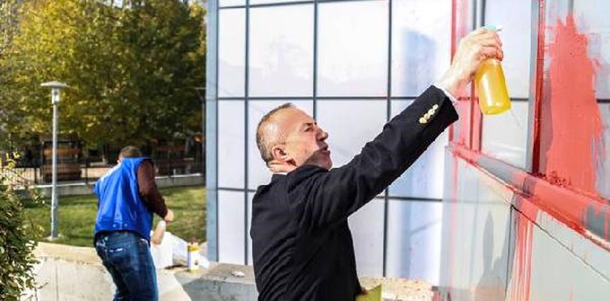 Kosova Başbakanı Protesto ile Boyanan Camları Temizledi