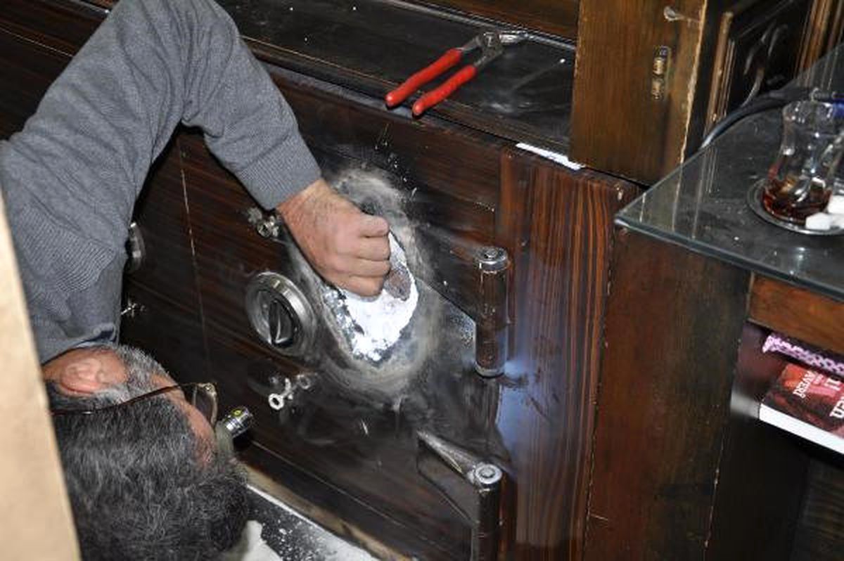 Kuyumcudaki Çelik Kasayı Açamayan Hırsızlar Kaçtı