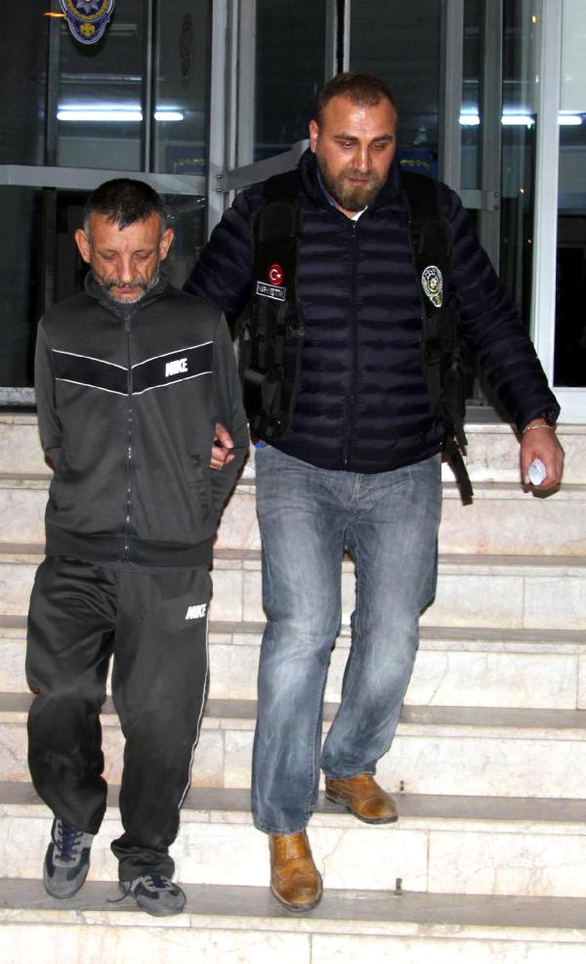 Lokale Kumar ve Uyuşturucu Baskını: 12 Gözaltı