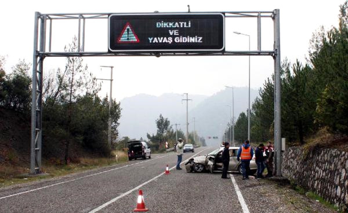 Otomobil Uyarı Levhası Direğine Çarptı: 4 Yaralı