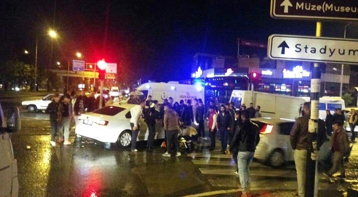 Otomobille Minibüs Çarpıştı: 2 Yaralı