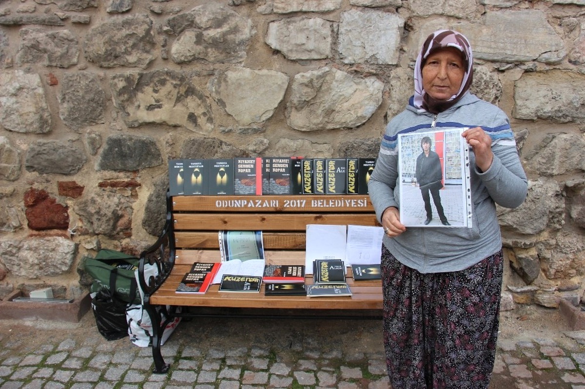 Vasiyetini Yazdıktan Sonra Ölen Gencin Kitaplarını Annesi Bastırdı