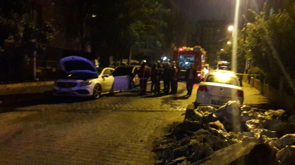 Park Halindeki 2 Araç Alev Alev Yandı