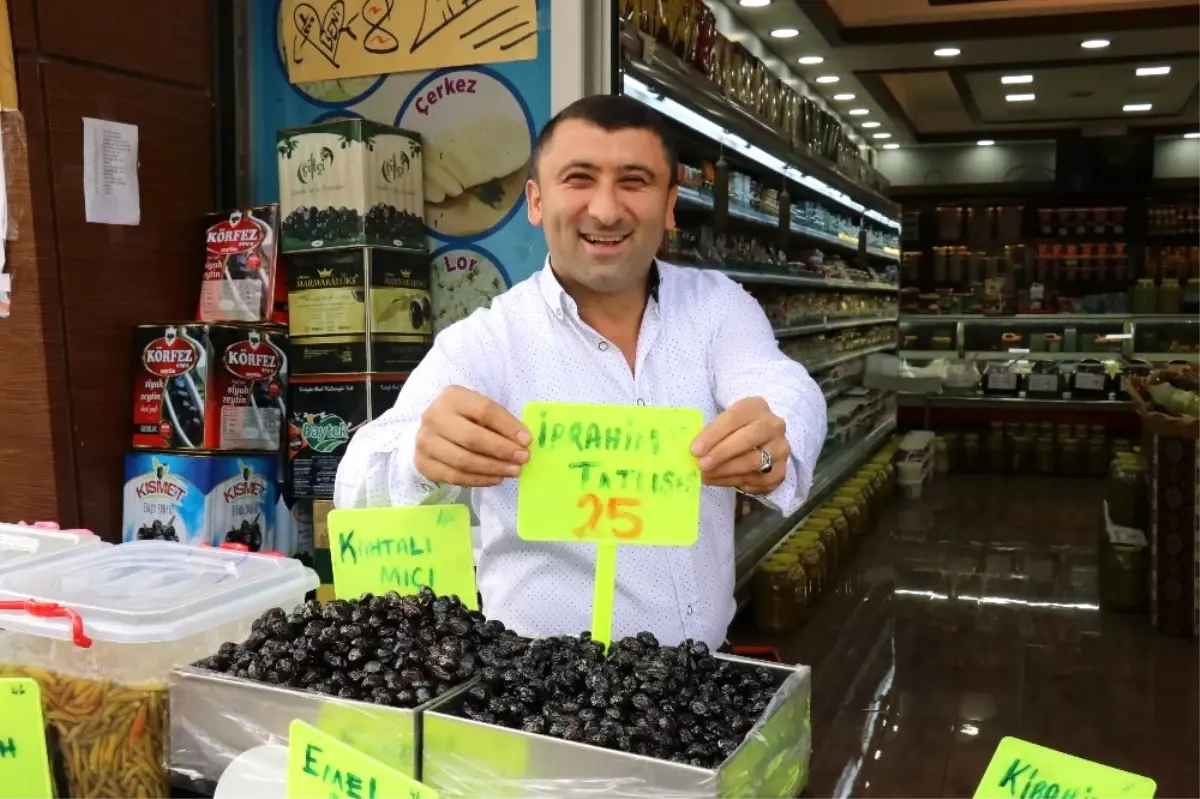 Sattığı Zeytinlere Ünlü Sanatçıların Adını Verdi