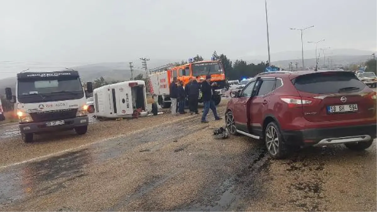 Servis Minibüsü Otomobille Çarpıştı: 3 Yaralı