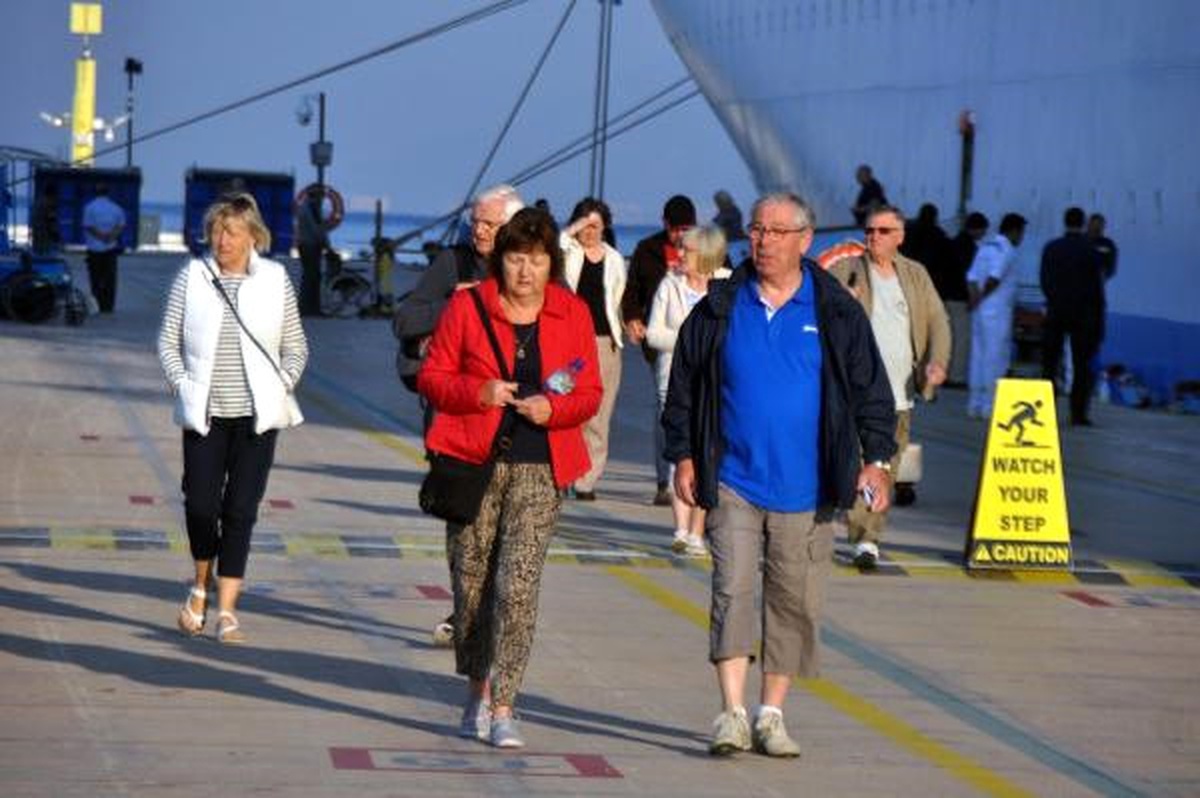 Sezonun Son Kruvaziyer Gemisi Kuşadası\'na 1236 Turist Getirdi