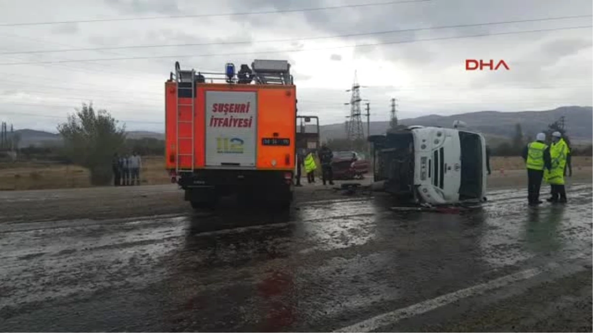Sivas Servis Minibüsü Otomobille Çarpıştı: 3 Yaralı