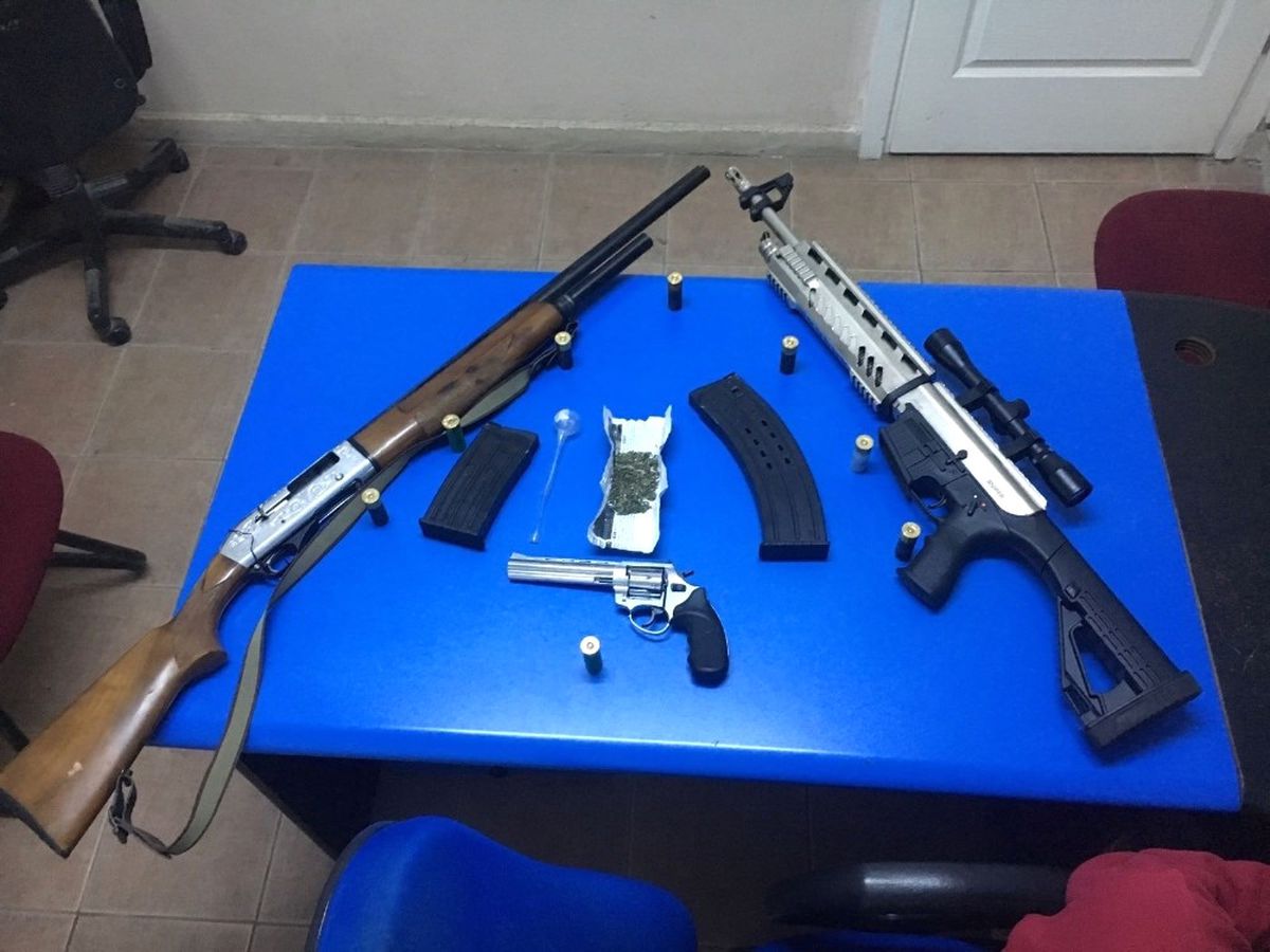 Şüpheli Araçta Silah ve Esrar Ele Geçirildi