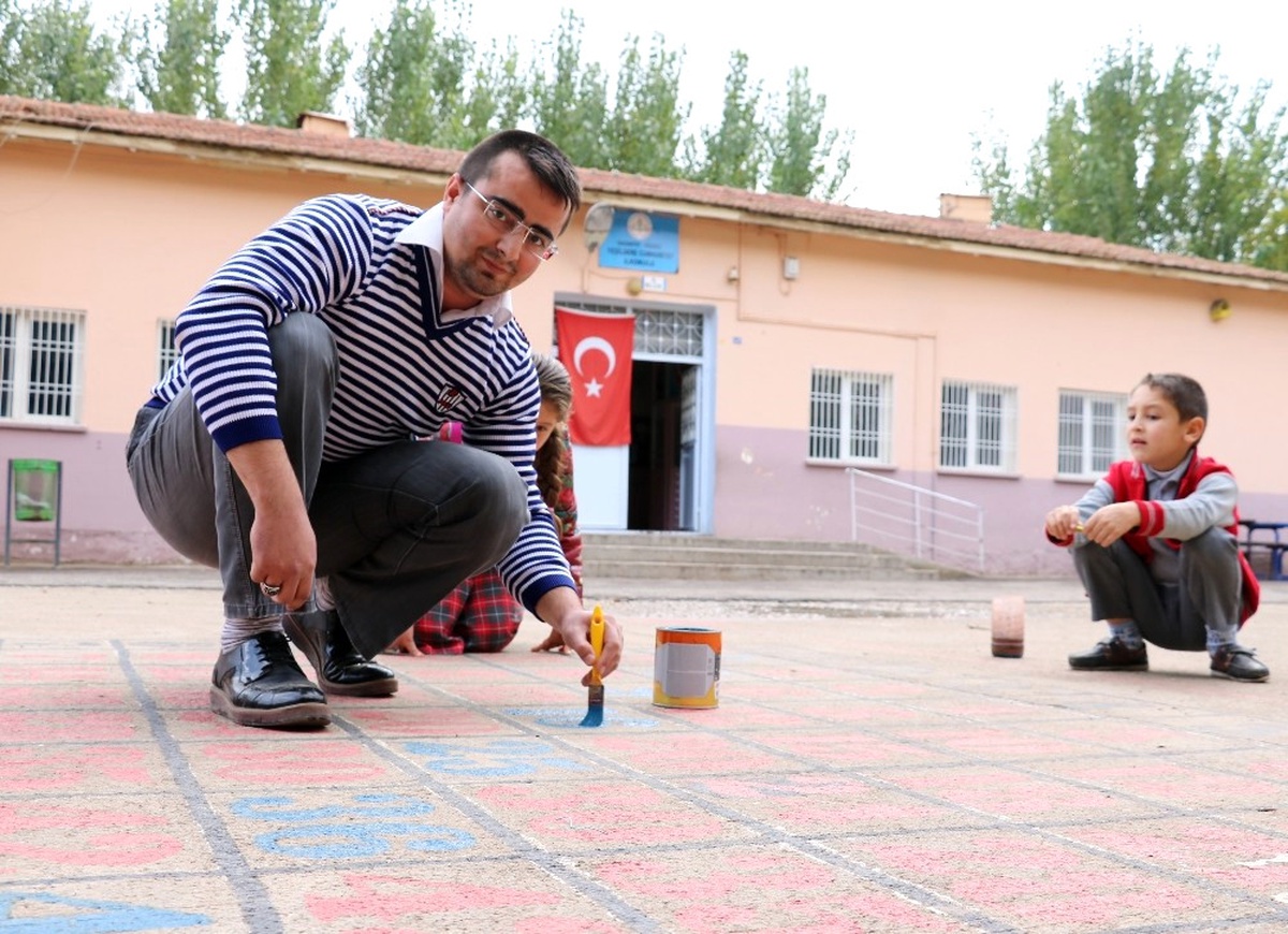 Suriye Sınırındaki Okulda Öğrencilerine Oyun Oynatarak Matematik Öğretiyor