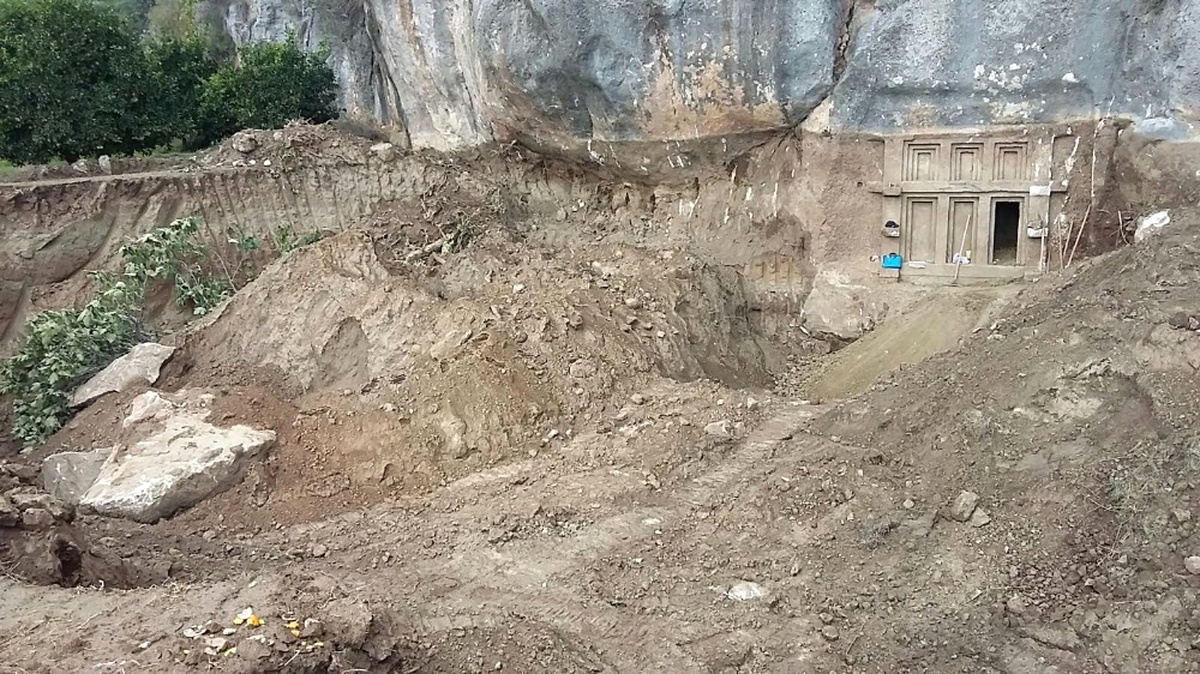 Tapulu Arazide Kazı Yapılırken 2 Bin 400 Yıllık Mezar Bulundu