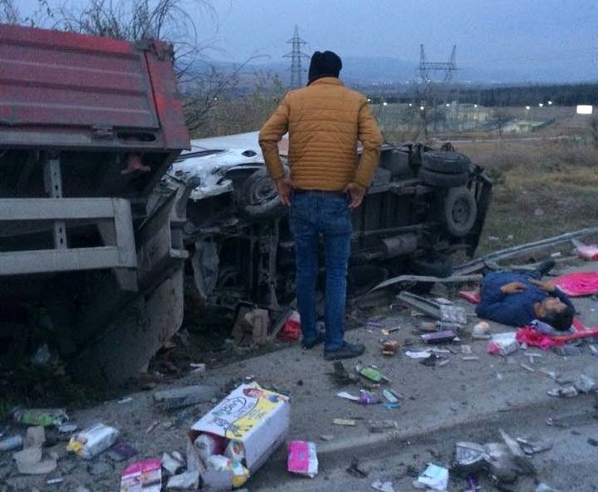 Tır ile Kamyonet Çarpıştı: 2 Yaralı