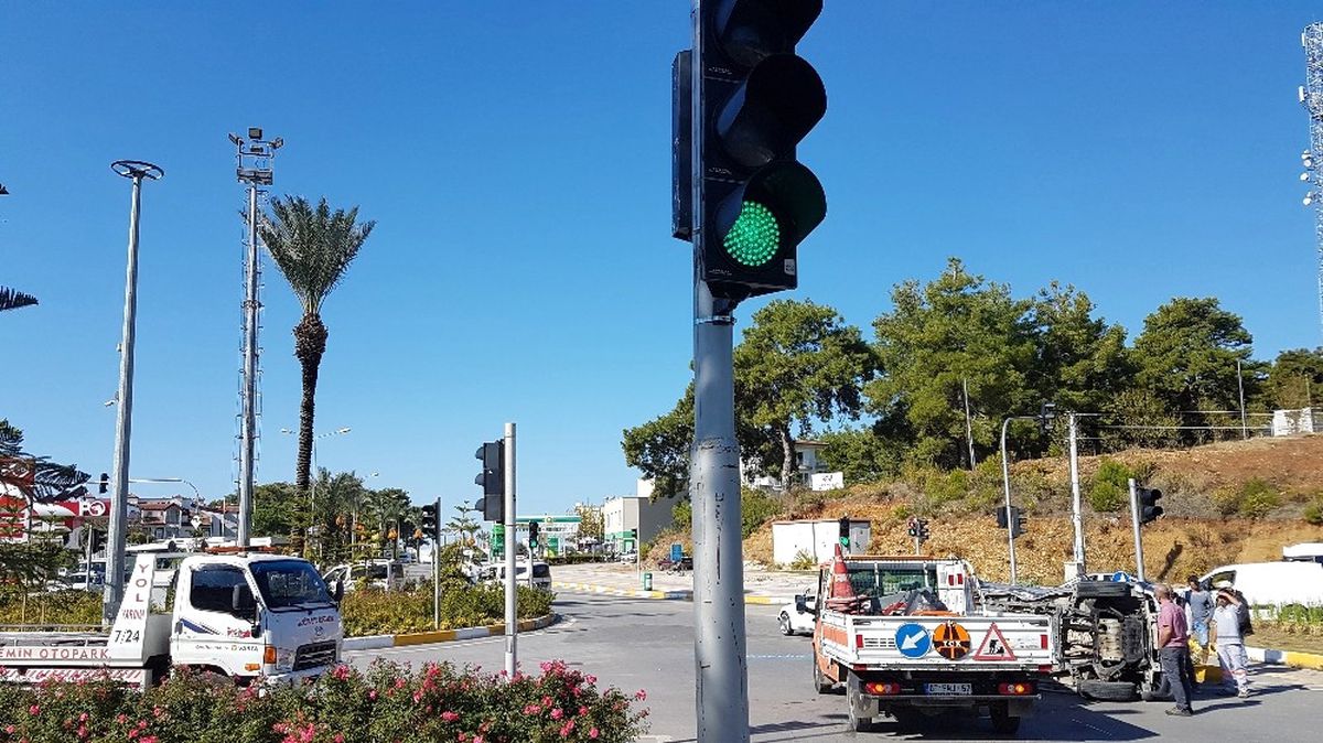 Trafik Lambası Her Yöne Yeşil Yanınca Araçlar Birbirine Girdi
