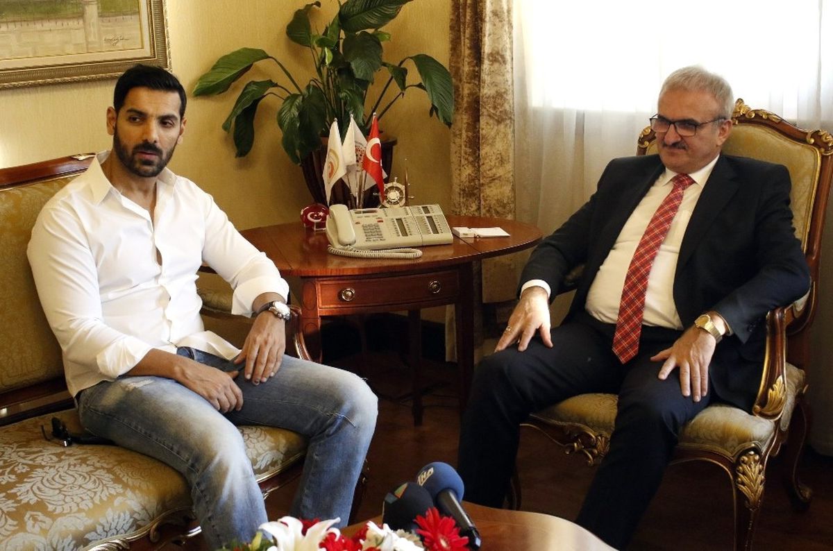 Vali Karaloğlu, Bollywood Yıldızı Abraham\'ı Makamında Kabul Etti