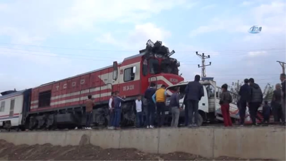 Yolcu Treni ile Kamyonet Çarpıştı: 2 Yaralı