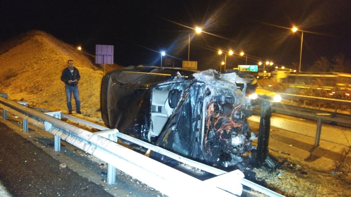 Yoldan Çıkan Otomobil Sürüklendikten Sonra Alev Aldı