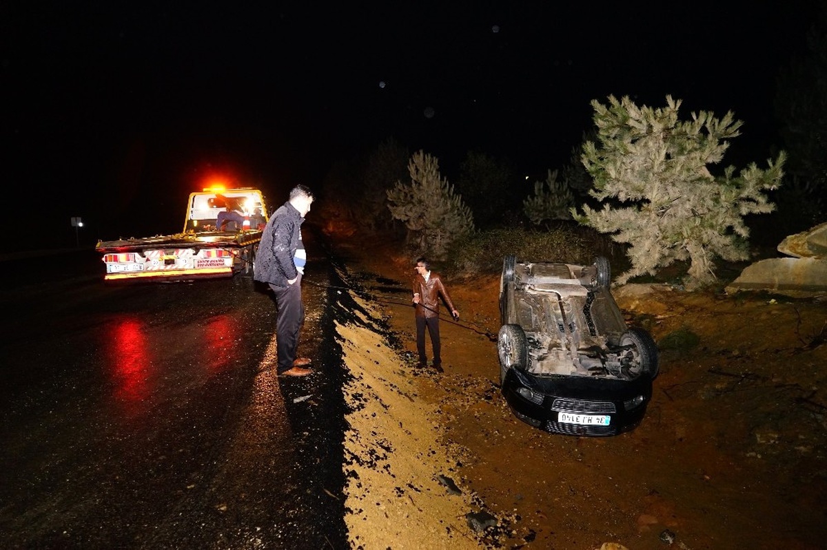 Yoldan Çıkan Otomobil Ters Döndü: 2 Yaralı
