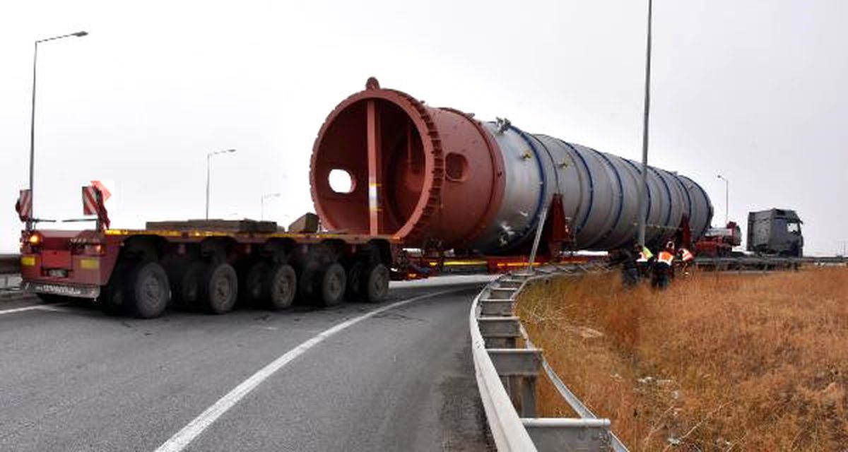 42 Metrelik Tır Kavşağa Sıkıştı