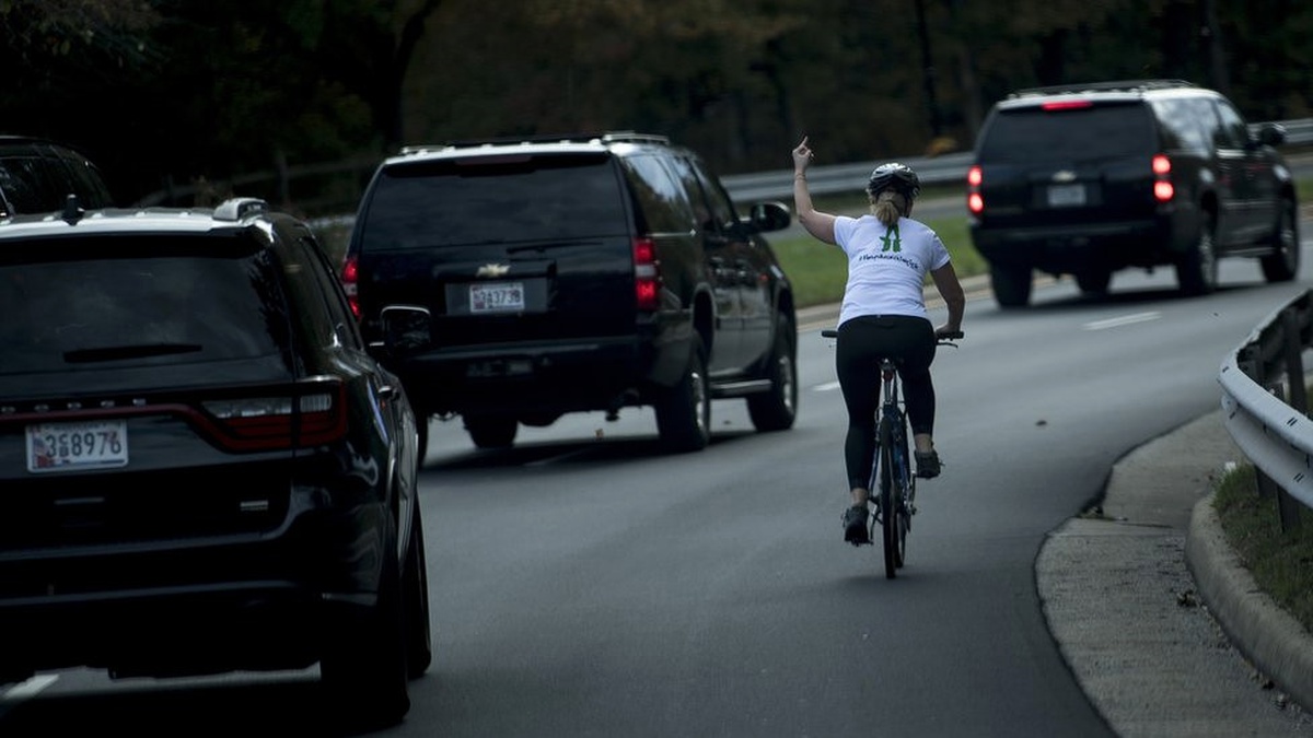 Trump\'ın Konvoyuna El İşareti Yapan Kadın, İşten Atıldı Motorcade The Middle Finger