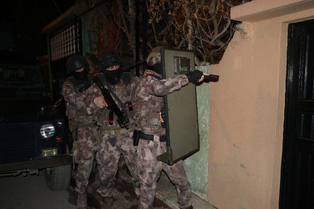 Adana\'da Aranan Şahıslara Şafak Operasyonu