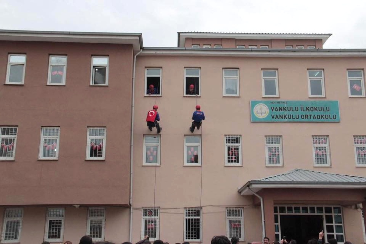 Afad, "Afete Hazır Okul" Kapsamında Öğrencileri Bilgilendiriyor