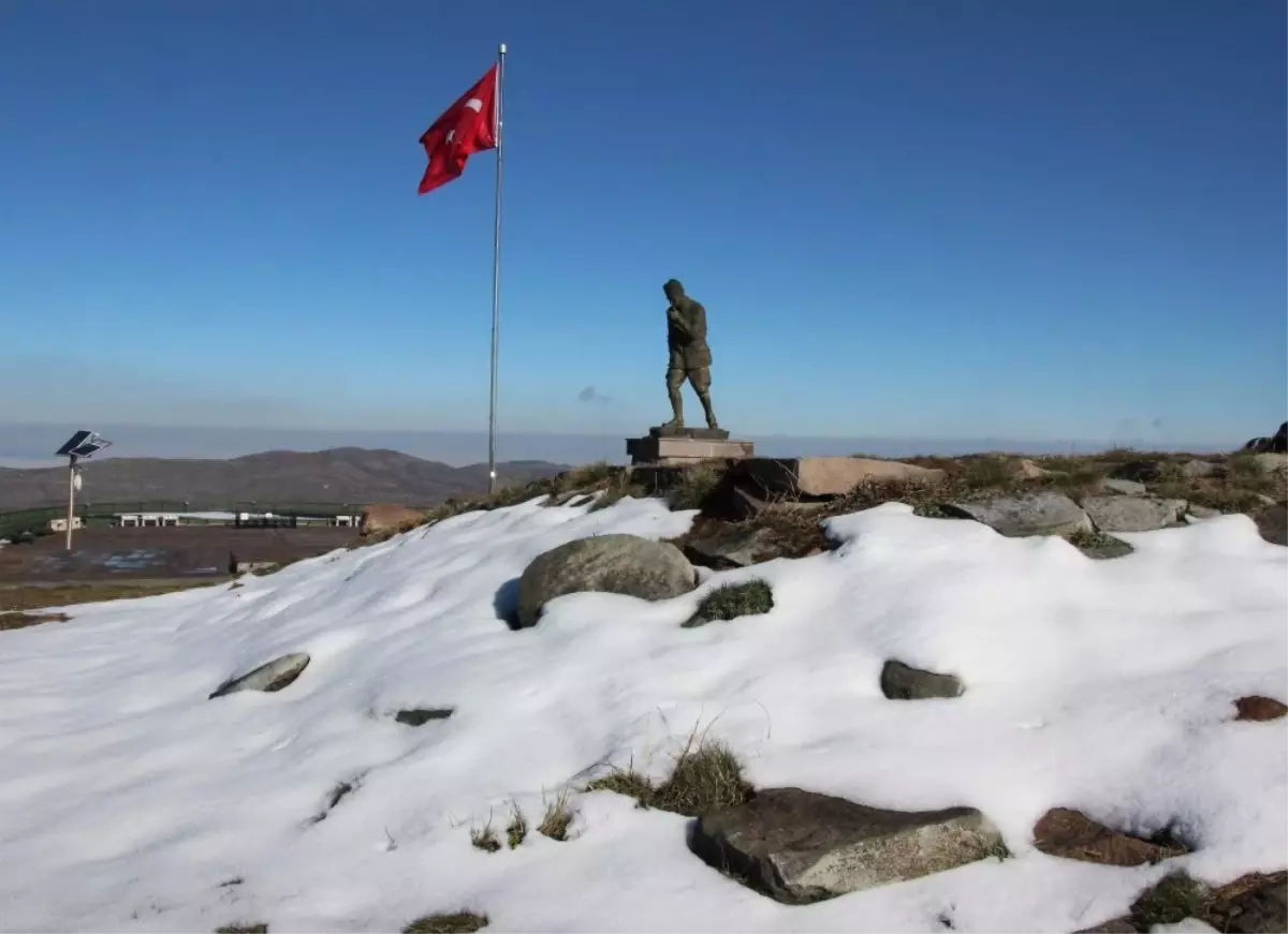 Afyonkarahisar\'da Yılın İlk Karı Kocatepe\'ye Yağdı