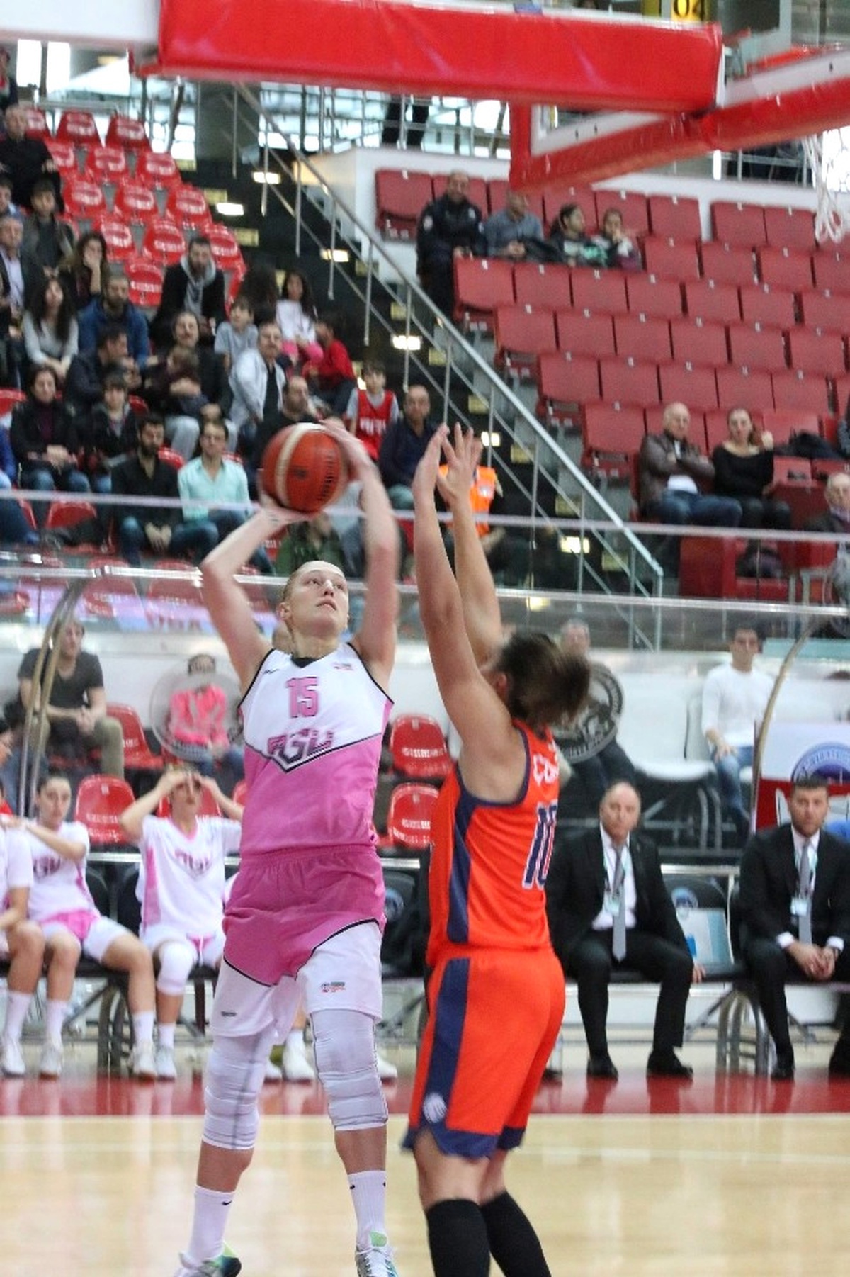 Agü Spor\'da Nicole Page Attığı 21 Sayı ile Dikkat Çekti