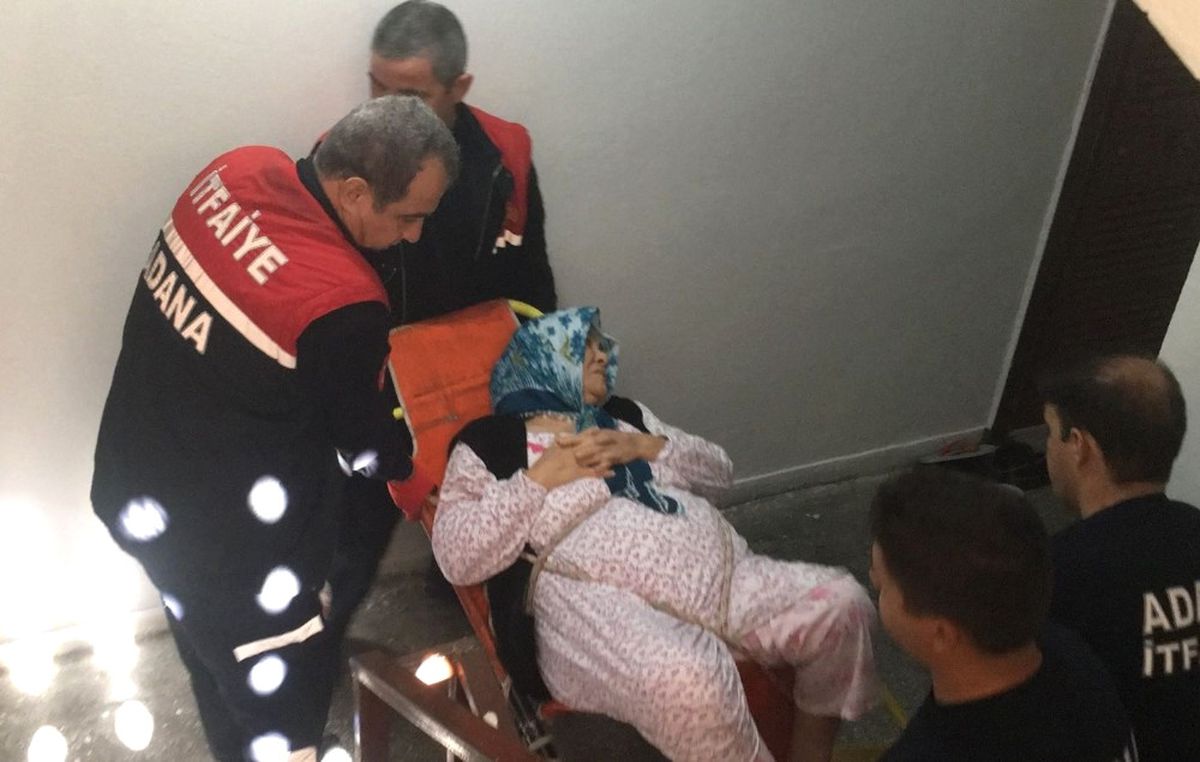 Ameliyat Olan Yaşlı Kadını Evine İtfaiye Çıkarttı