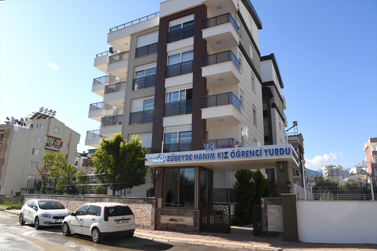 Başkan Böcek\'ten Kız Öğrenci Yurduna Ziyaret