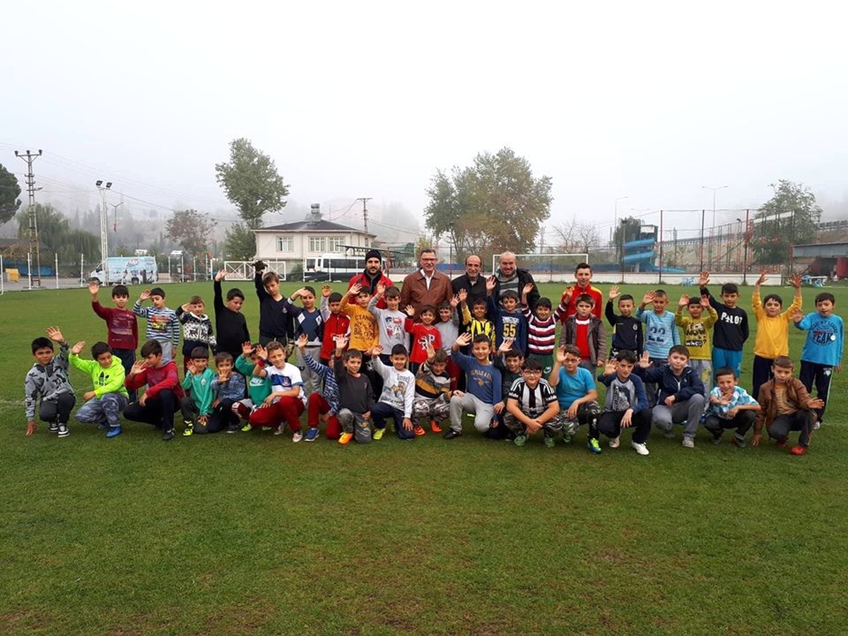 Başkan Duymuş, 7-14 Yaş Arası Futbol Okulunun İdmanını Ziyaret Etti